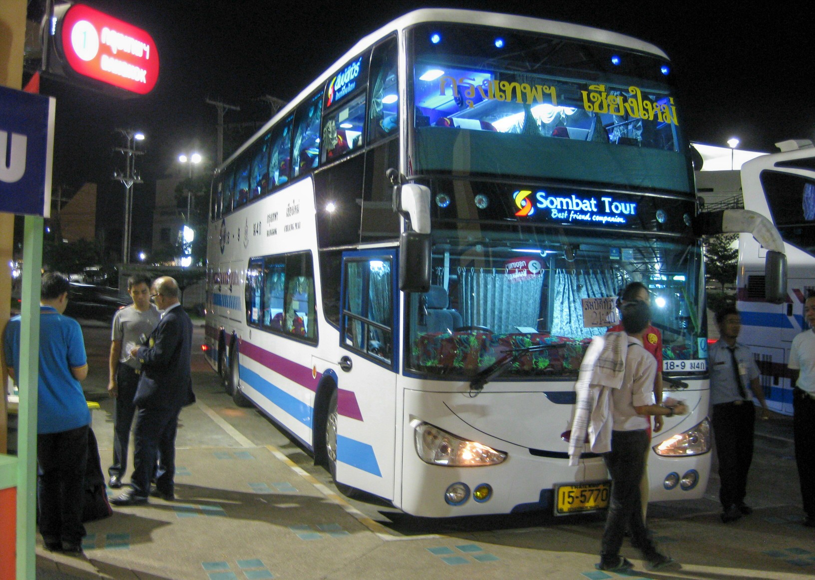 Автовокзал бангкок. Автобус Бангкок Пхукет. Автобус Чианг рай Бангкок. Ночной автобус Бангкок Пхукет. Вип автобус Бангкок Пхукет.